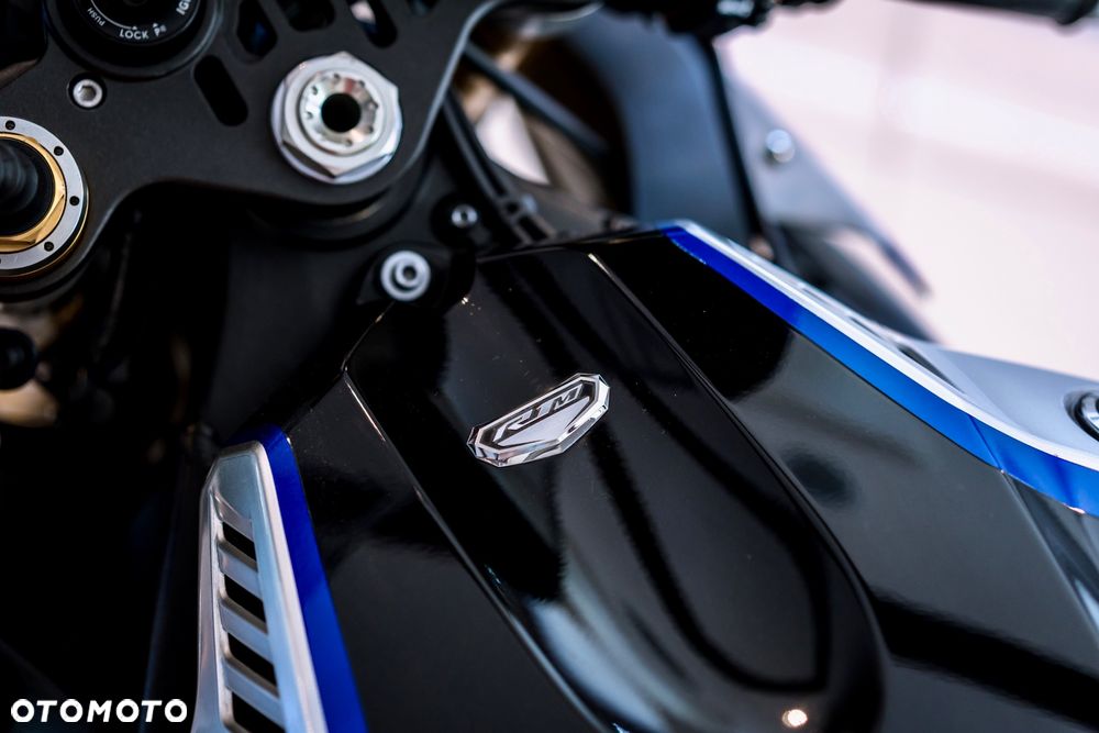 Yamaha R1 - 18