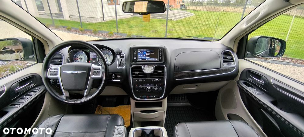 Chrysler Town & Country - 25