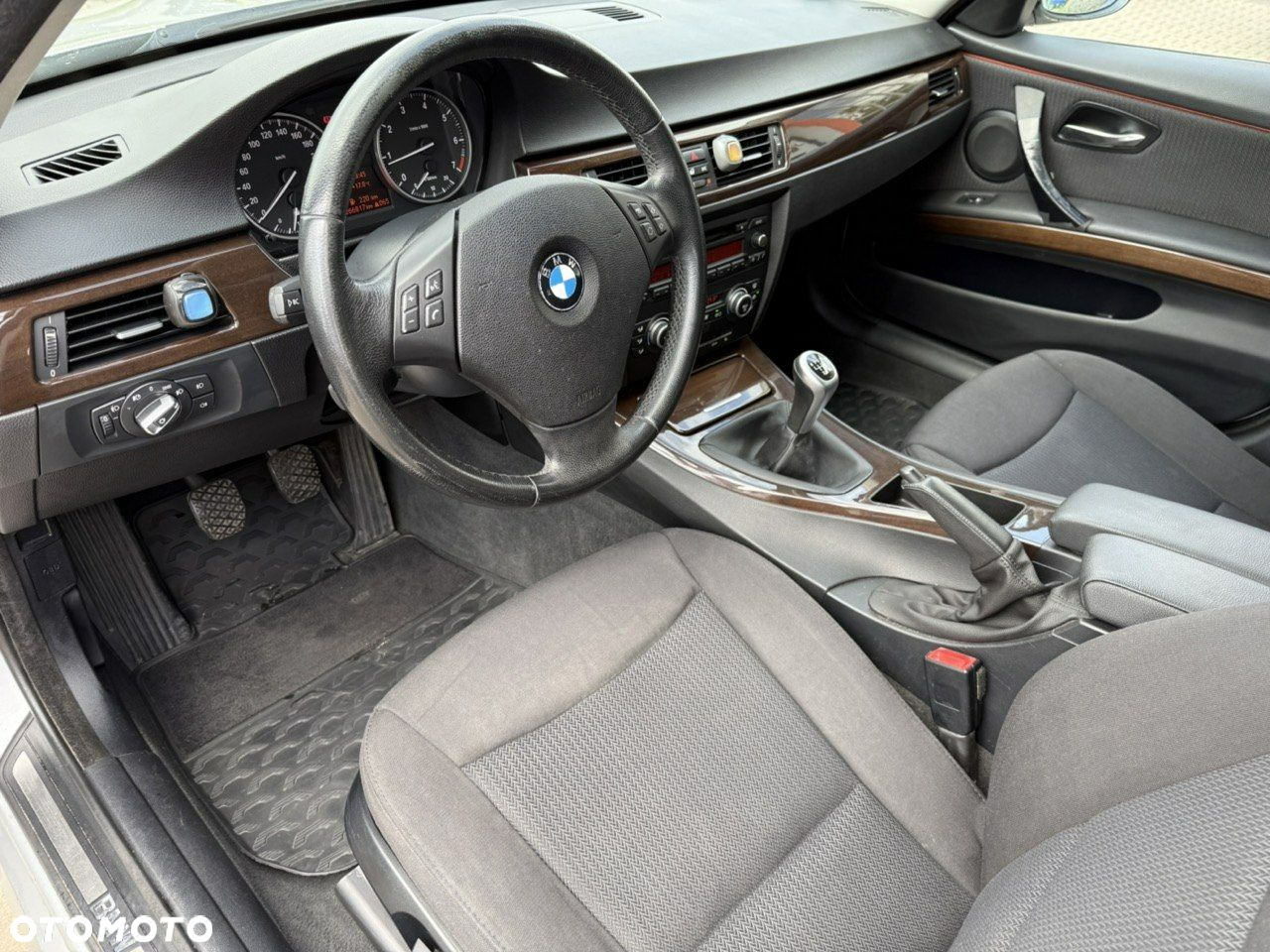 BMW Seria 3 318i Touring - 16