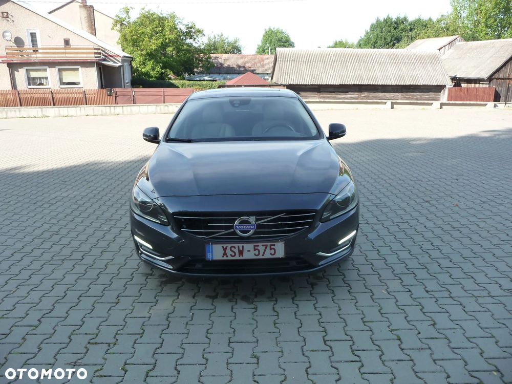 Volvo V60 D6 AWD Plug-in Hybrid Momentum - 2