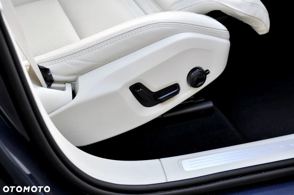 Volvo XC 60 B4 D AWD Geartronic Inscription - 28