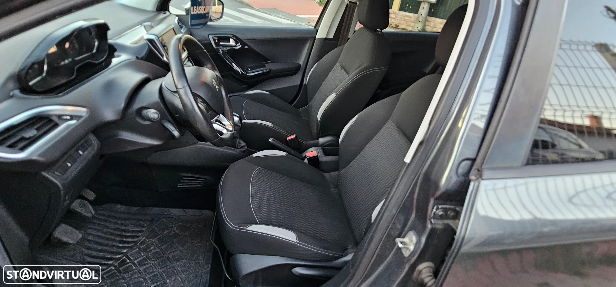 Peugeot 208 1.4 HDi SE Style - 6