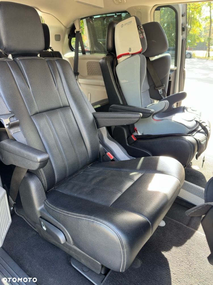 Chrysler Town & Country - 8