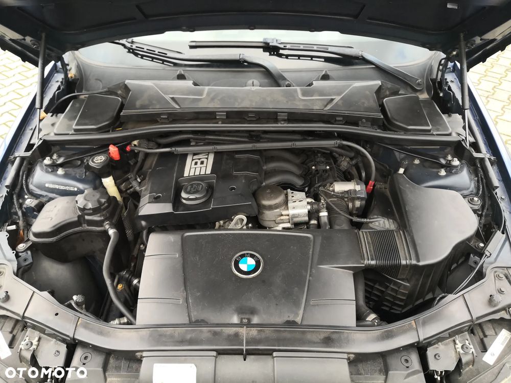 BMW Seria 3 320i Touring - 26