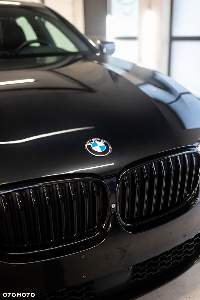 BMW Seria 7 750Li - 1