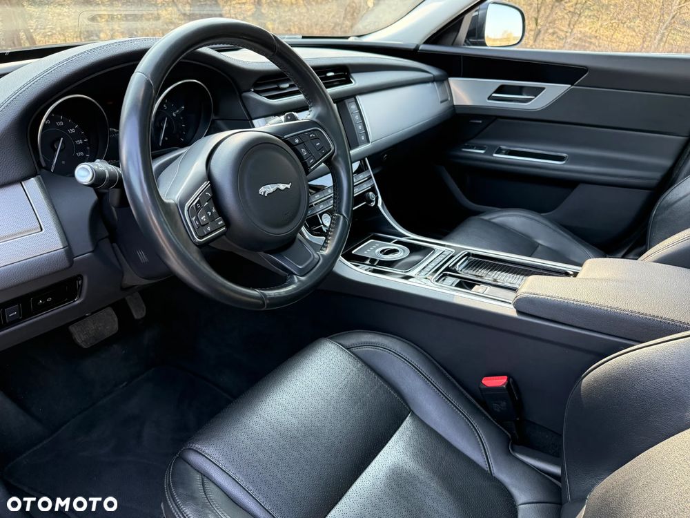 Jaguar XF 35t Portfolio - 17