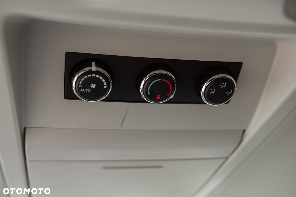 Chrysler Town & Country - 32