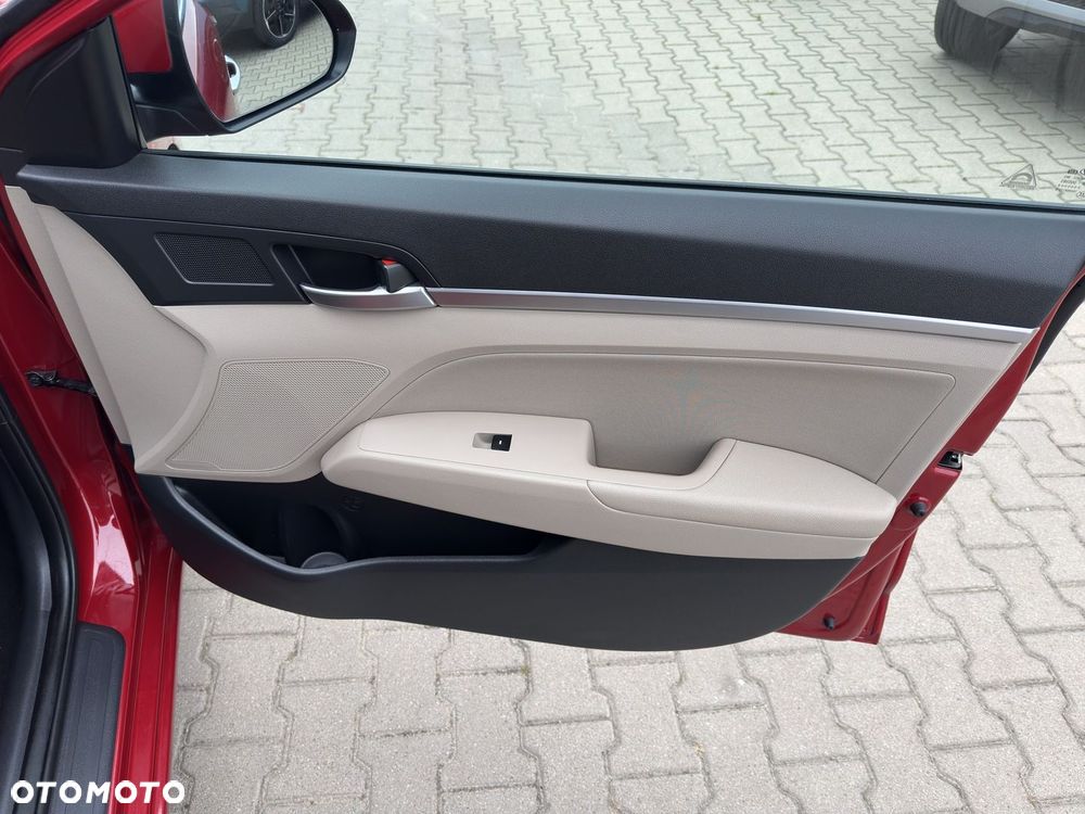 Hyundai Elantra 1.6 Comfort - 22
