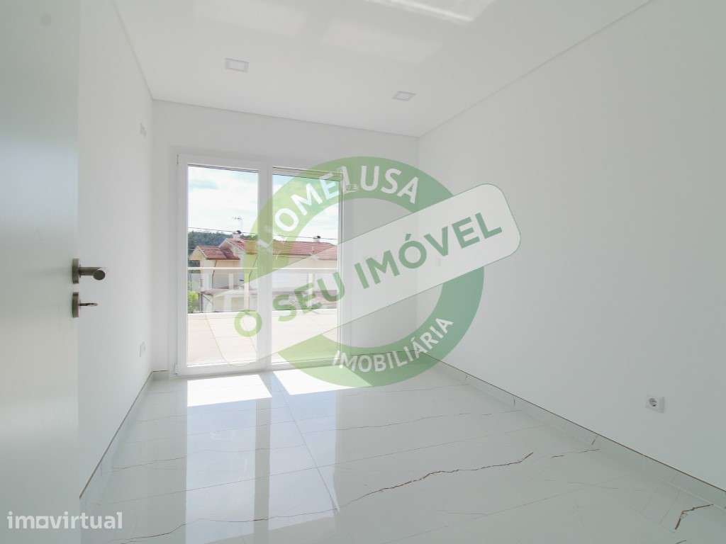 Moradia T4 de arquitetura moderna em Coimbra - Grande imagem: 4/48
