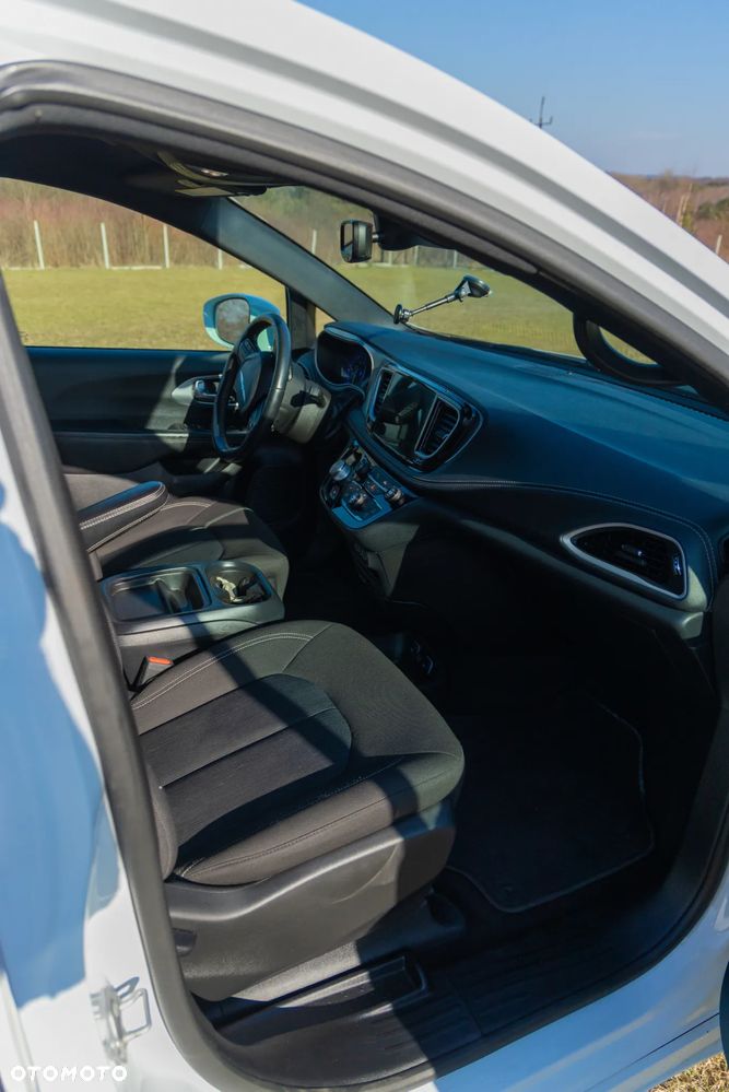 Chrysler Pacifica - 12