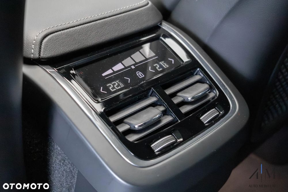 Volvo XC 60 B5 D AWD Ultimate Dark - 32