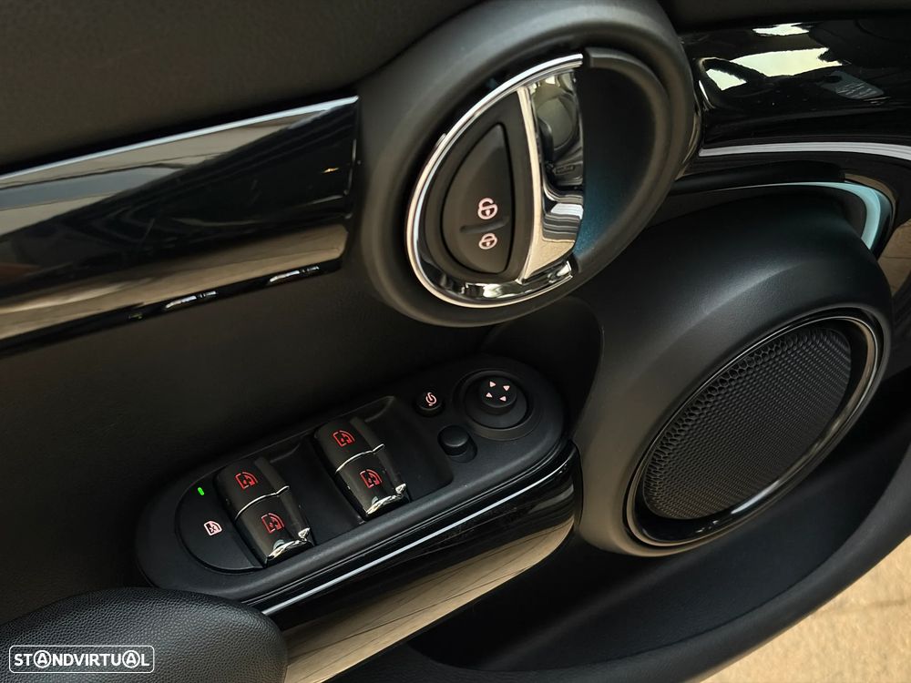 MINI 5 Portas Cooper Aut. Essential - 29