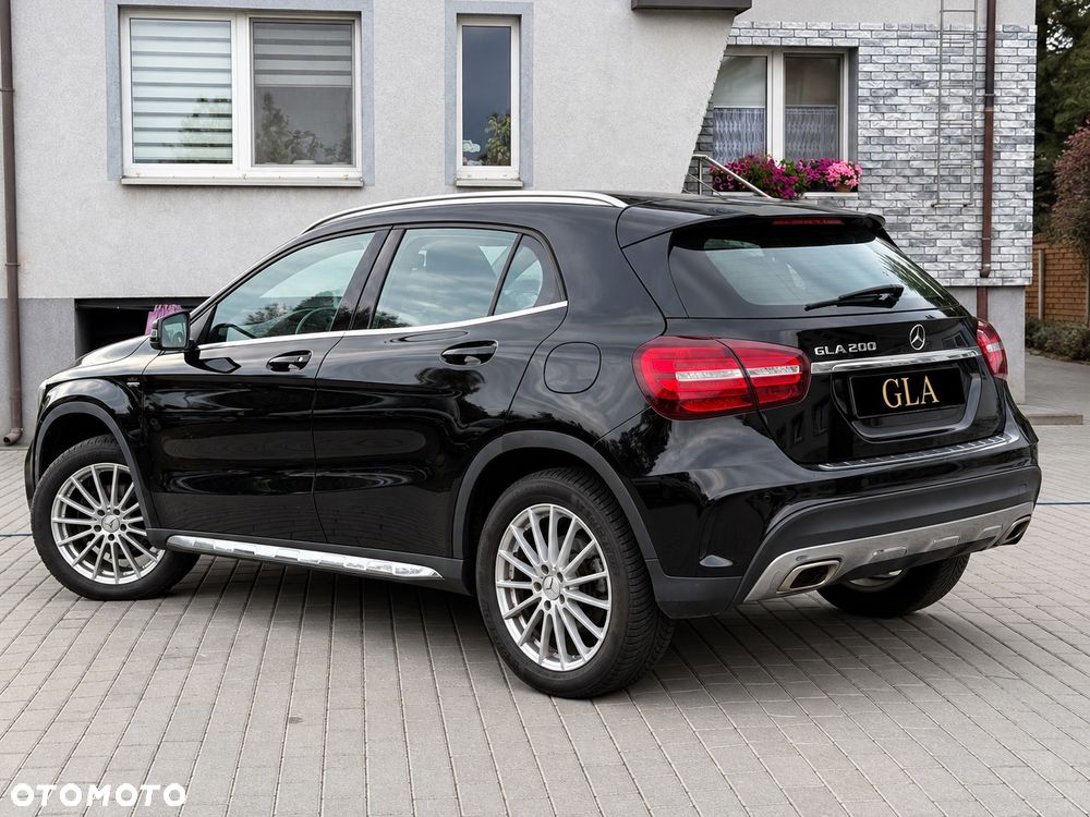 Mercedes-Benz GLA 200 7G-DCT UrbanStyle Edition - 3