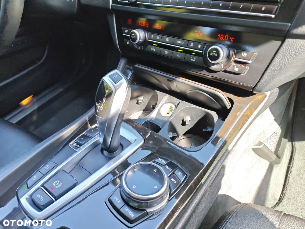 BMW Seria 5 528i xDrive - 16