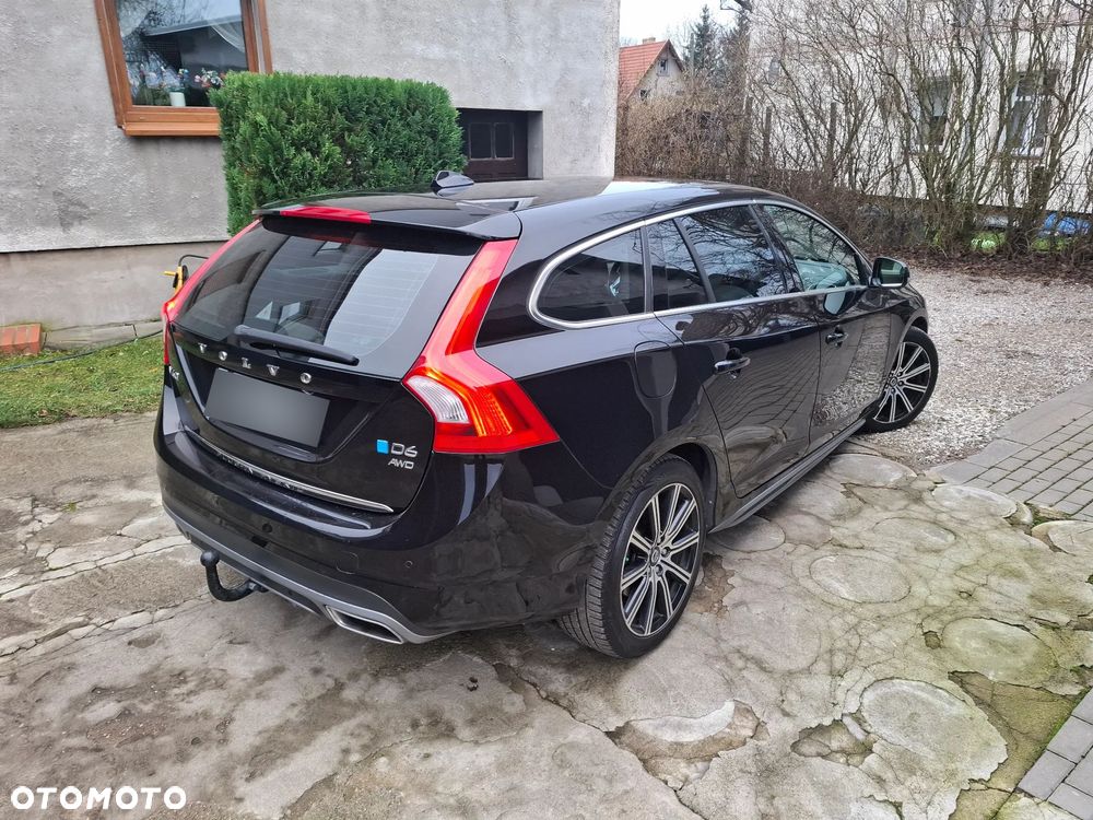 Volvo V60 D6 AWD Plug-in Hybrid R-Design Summum - 4