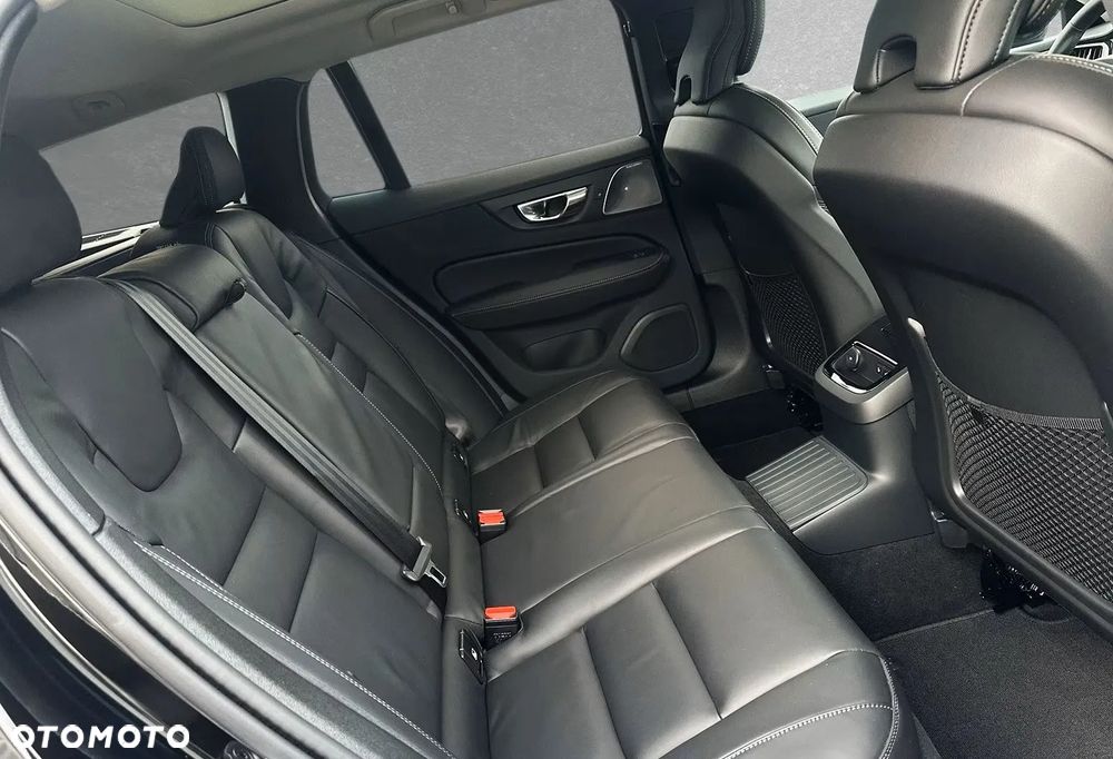 Volvo V60 T8 AWD Ultra Dark - 5
