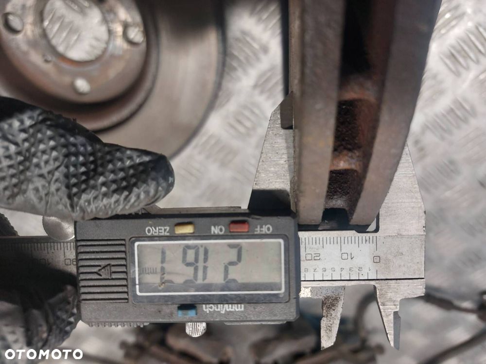 TARCZE HAMULCOWE PRZÓD + ZACISKI TOYOTA YARIS II LIFT 1.33 16V - 3