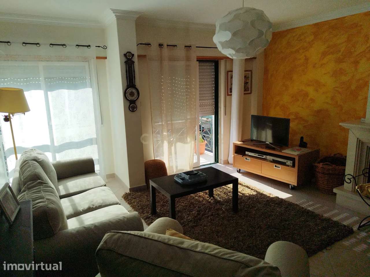 Apartamento T2 com 93m² para arrendamento com cozinha equipada e semi - Grande imagem: 2/23