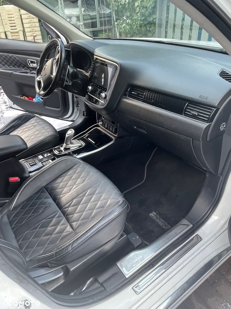 Mitsubishi Outlander 2.4 4WD Plug-In Hybrid Diamant+ - 11