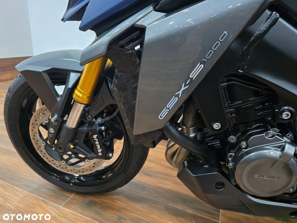 Suzuki GSX - 23