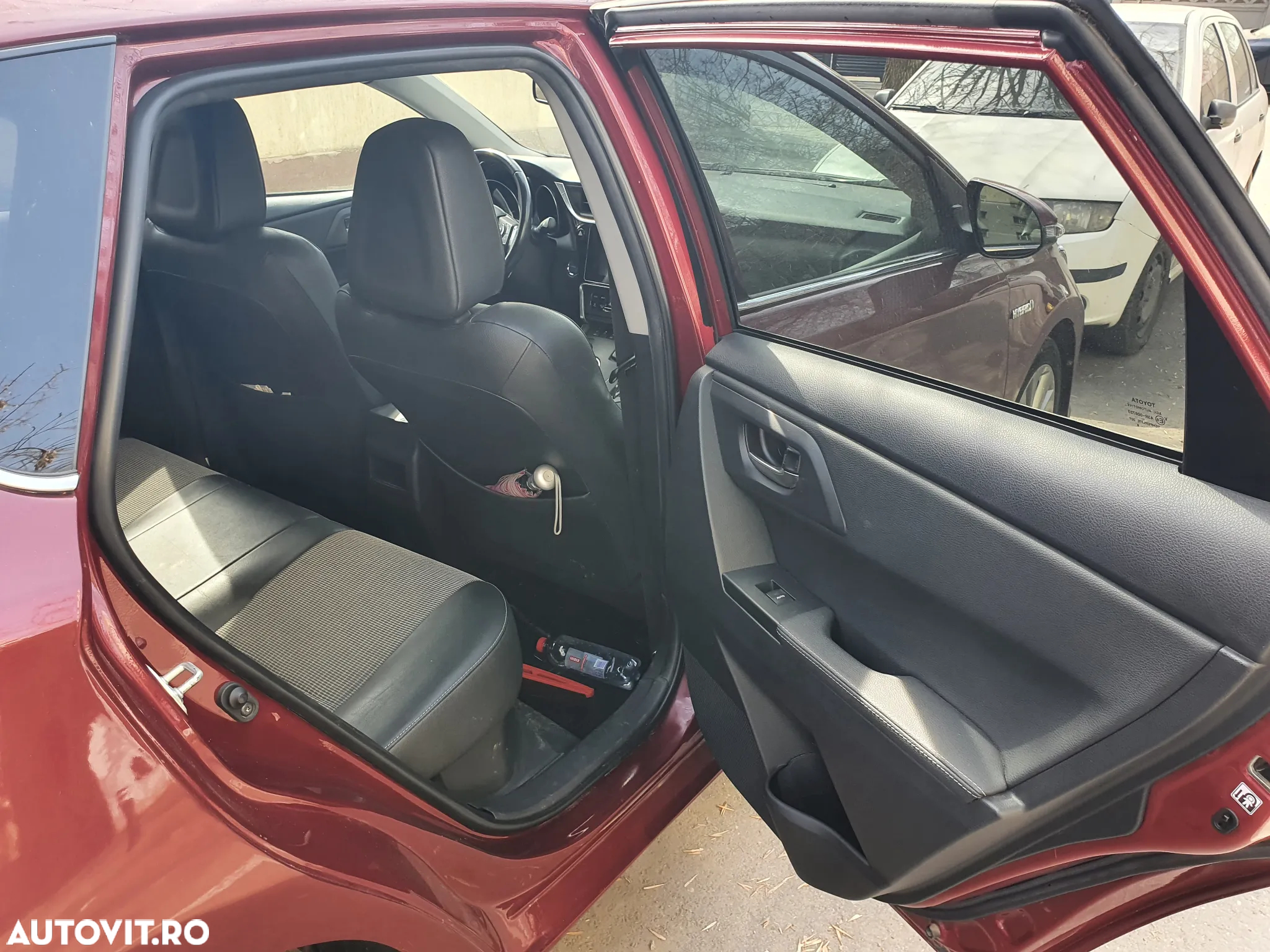 Toyota Auris 1.8 L VVT-i Hybrid Sol + - 28