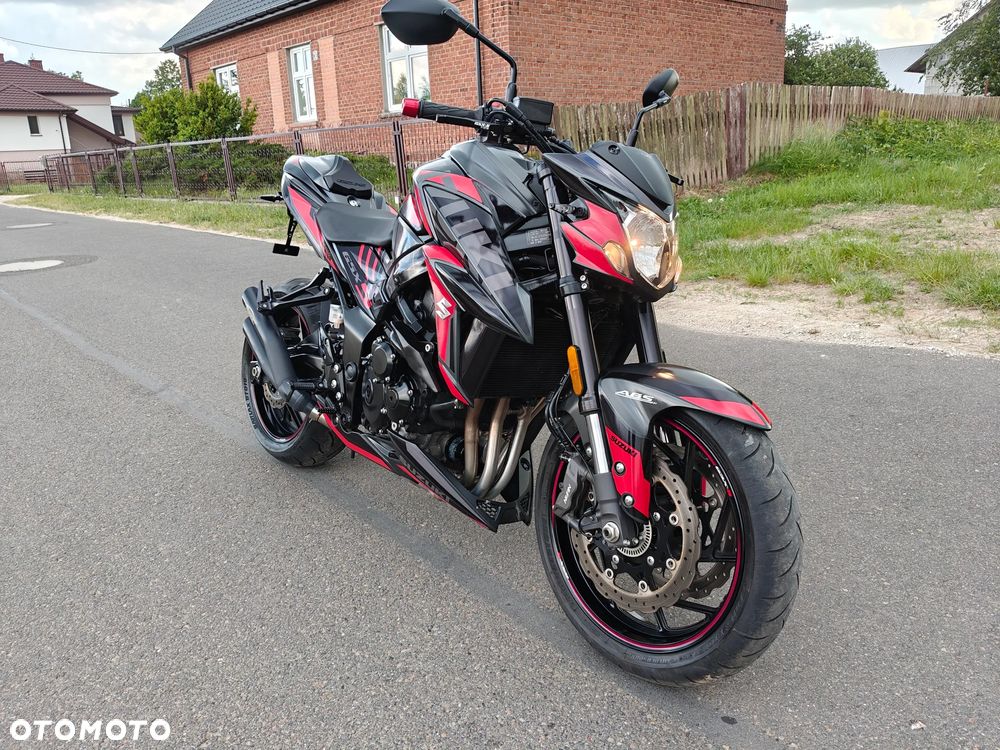 Suzuki GSX - 12