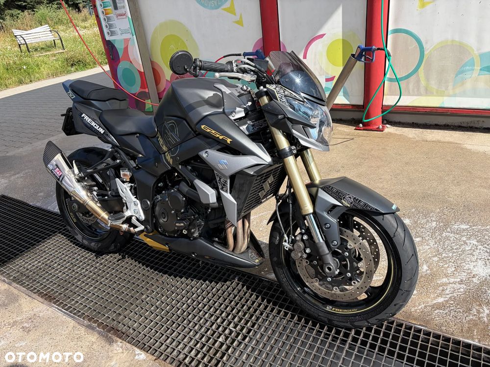 Suzuki GSR - 3