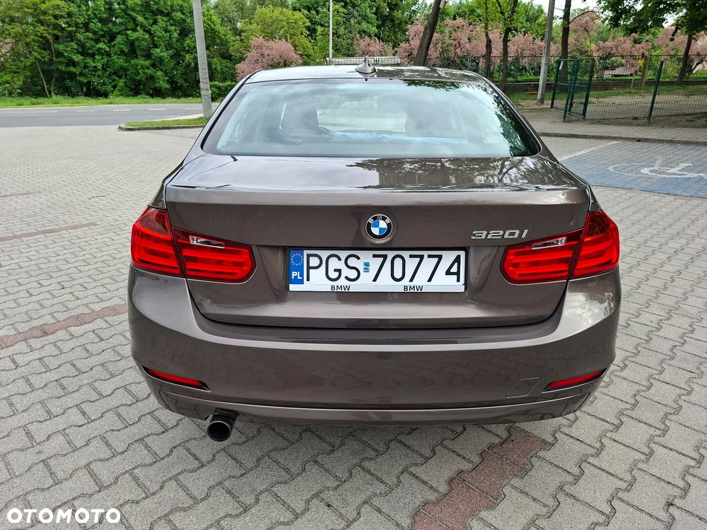 BMW Seria 3 320i - 9