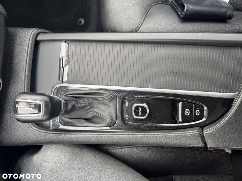 Volvo V90 D4 SCR Momentum Pro - 23