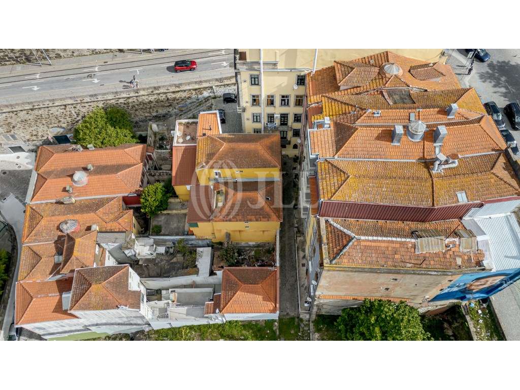 Dois prédios no centro histórico da cidade do Porto. - Grande imagem: 2/30