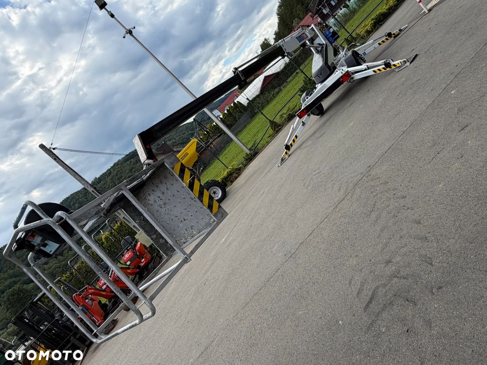 Nifty DINO 120T. Zwyżka koszowa 12 metrów wysuwana na raz. Podnośnik HDS. Napęd Hydrauliczny na dwa koła. Obraca się w koło 360. jak nówka z salonu. 2016 rok. 1220 mtg. Książka Serwisowa od nowości do wglądu. PRĄD 230v. 4 sekcje sterowania na dole. Nowy model! Z komuny Norweskiej. Używana była 1 raz do roku. Serwisowana w DEKRA do końca OKAZJA. Zwyżka Obrotowa. Poziomowanie kosza. Pełna Hydraulika. Sterowanie góra dół! Wysuwane ramie. Wieniec tryby zero zużycia! Ani deka luzów i wycieków. Mała lekka i zwinna zwyżka o potężnym zasięgu. OKAZJA TANIO. Do rejestracji. Import Norwegia! Posiadam 4 sztuki wszystkie jak nowe z salonu. Zapraszam do przetestowania. Nowy Sącz. woj. Małopolskie - 15
