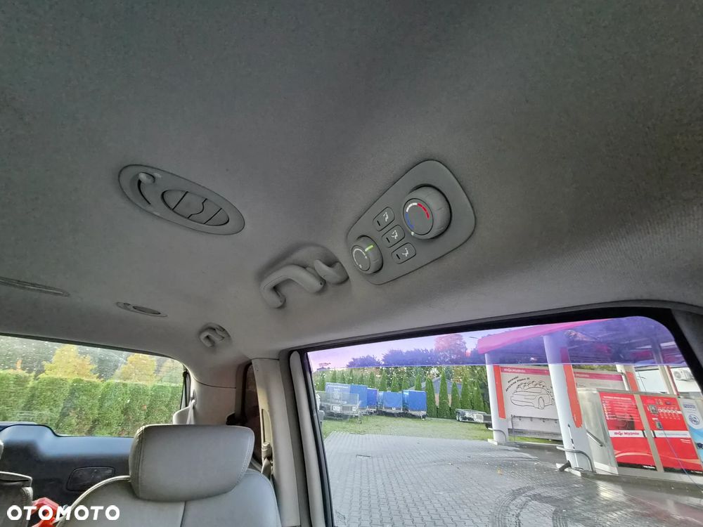 Kia Carnival - 16
