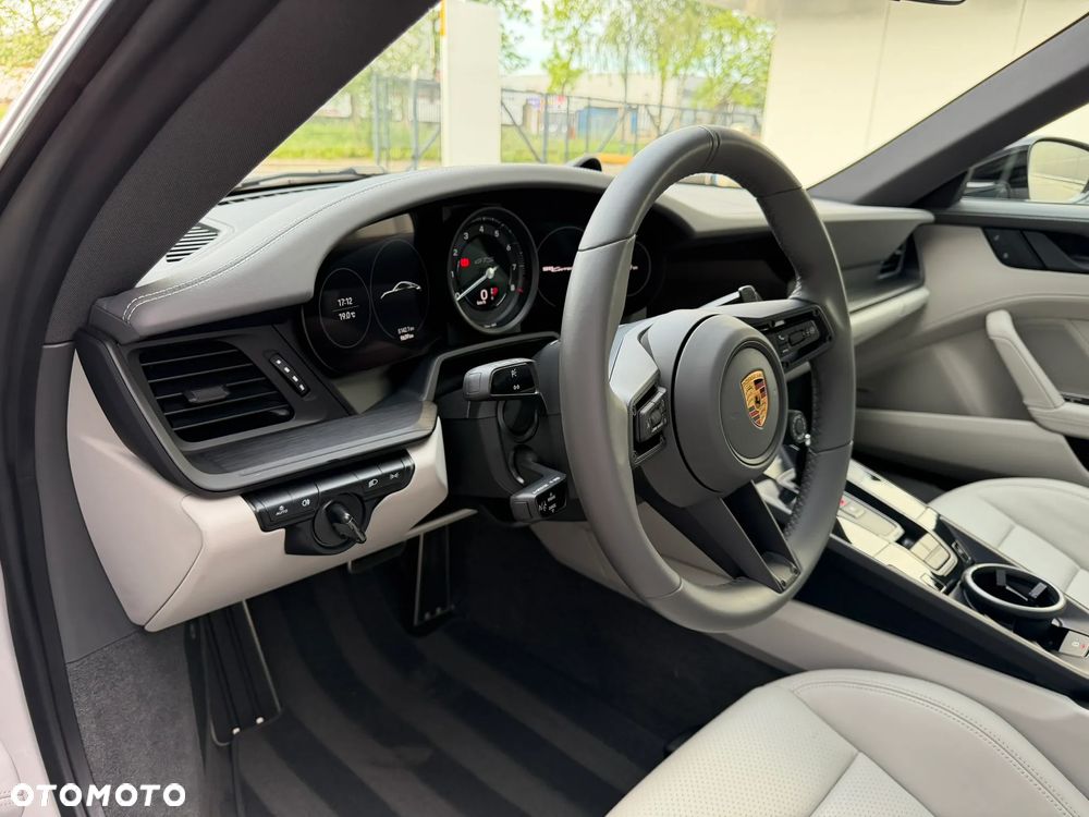 Porsche 911 Carrera GTS - 11