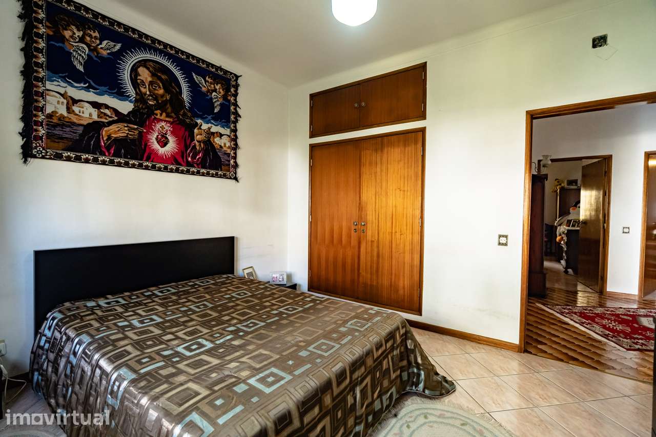 Moradia T4 com garagem, sótão e jardim, junto ao mercado em Condeixa. - Grande imagem: 5/33