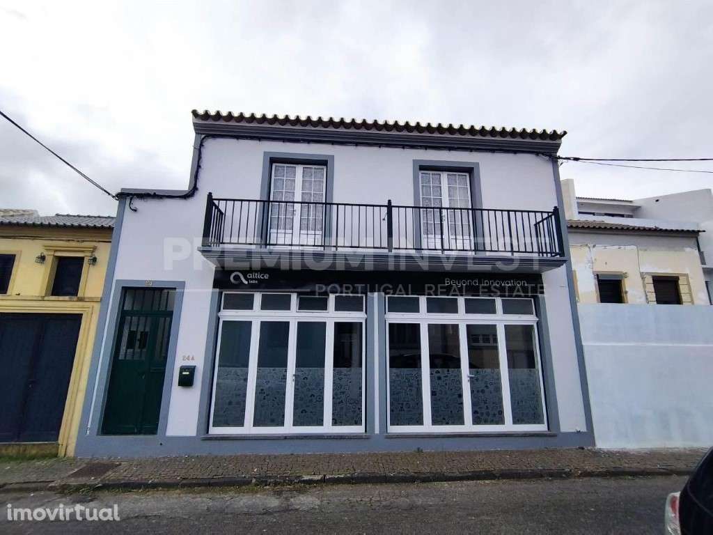 Prédio constituído por Duas lojas e três Apartamentos Praia da Vitória - Grande imagem: 3/40