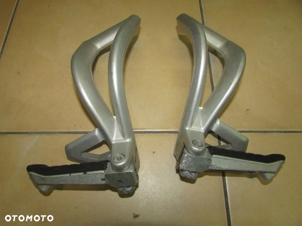 Triumph Tiger 1050 06-12 podnóżek sety pasażera