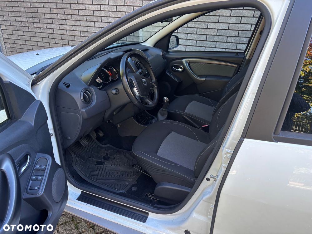 Dacia Duster 1.6 SCe Blackshadow S&S - 8