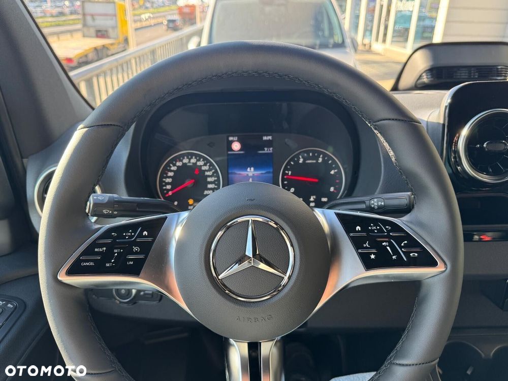 Mercedes-Benz Sprinter - 25