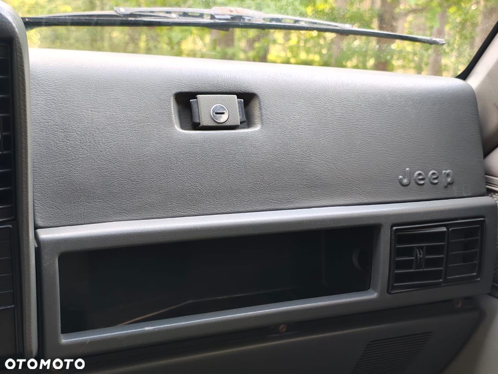 Jeep Cherokee - 27
