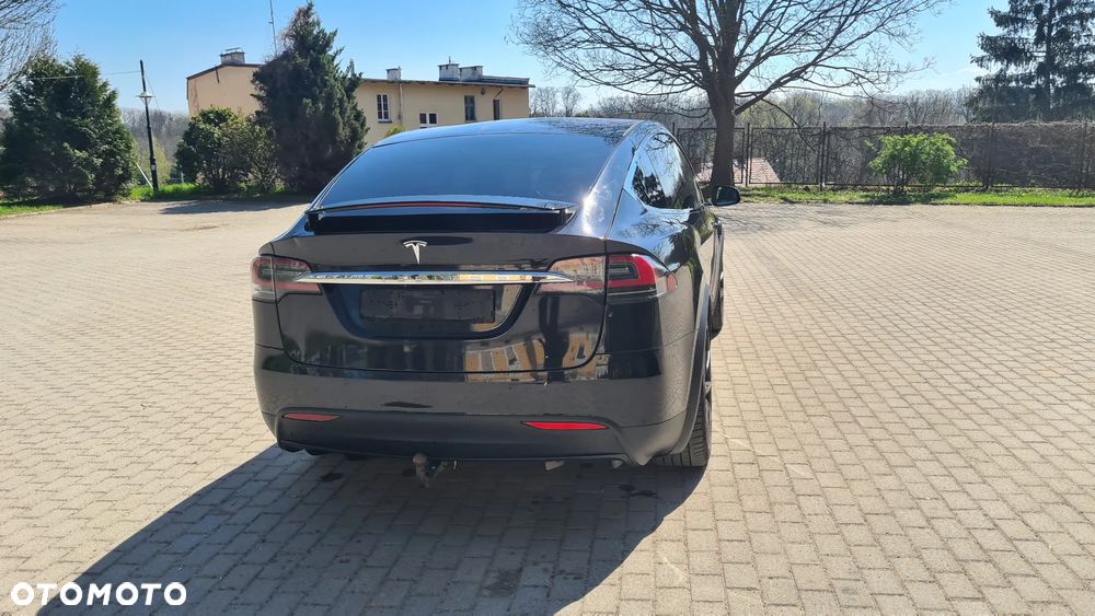 Tesla Model X - 12