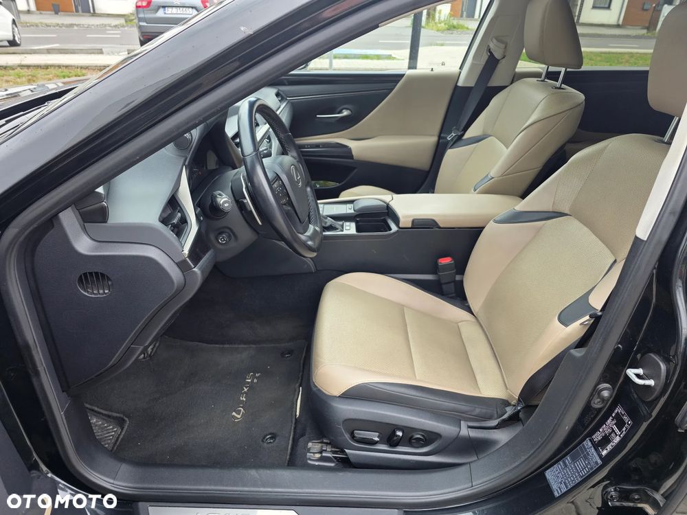 Lexus ES 300h Business Edition + - 16