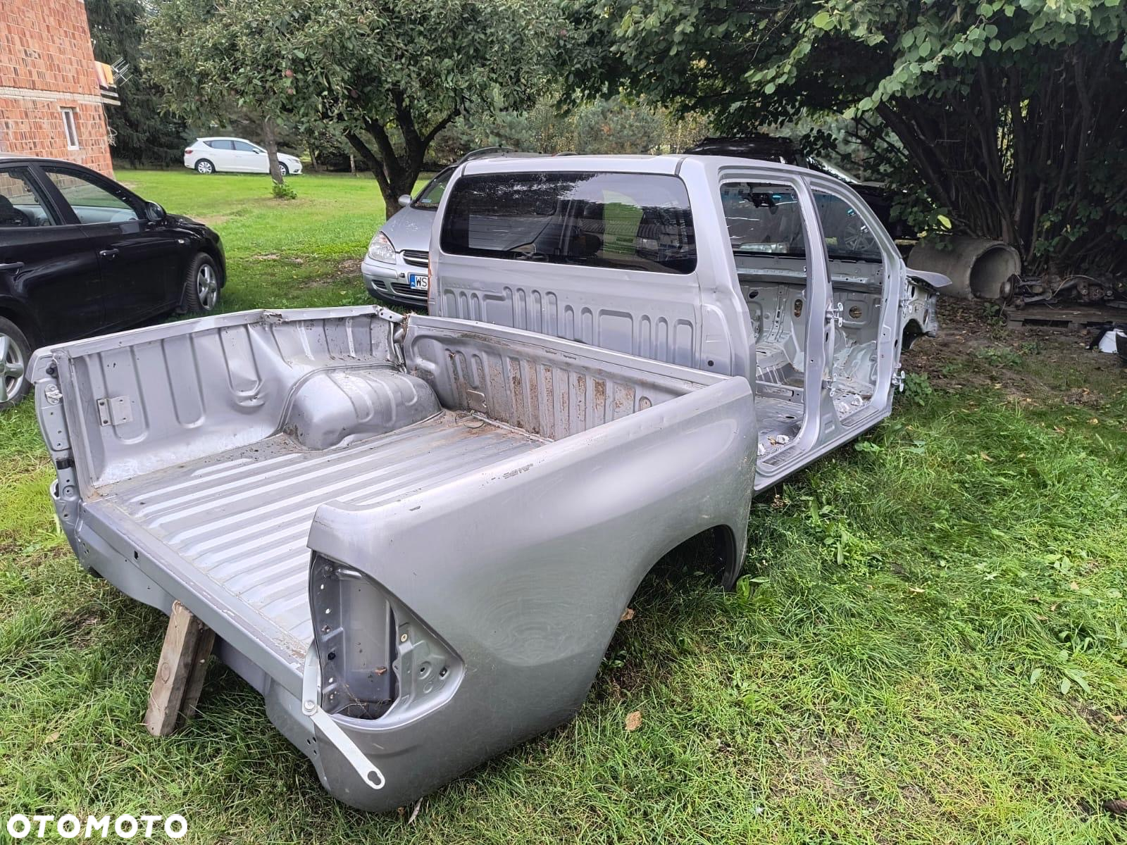 Toyota Hilux 8 2022r. Słupek próg bok kabina - 3
