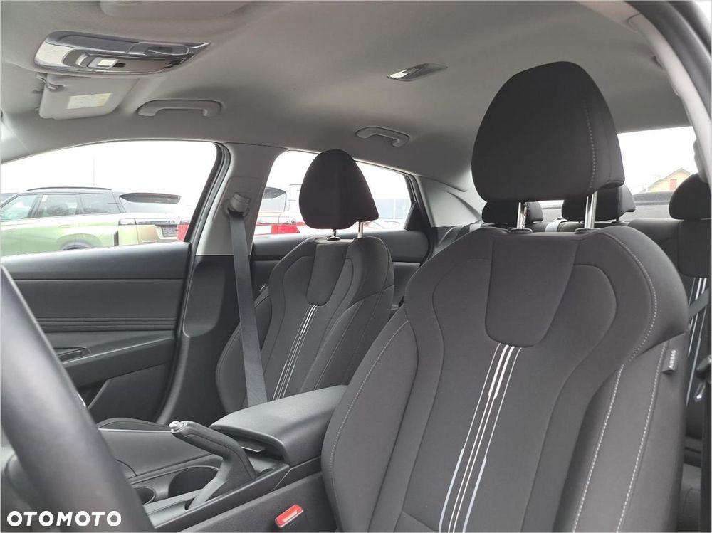 Hyundai Elantra - 11