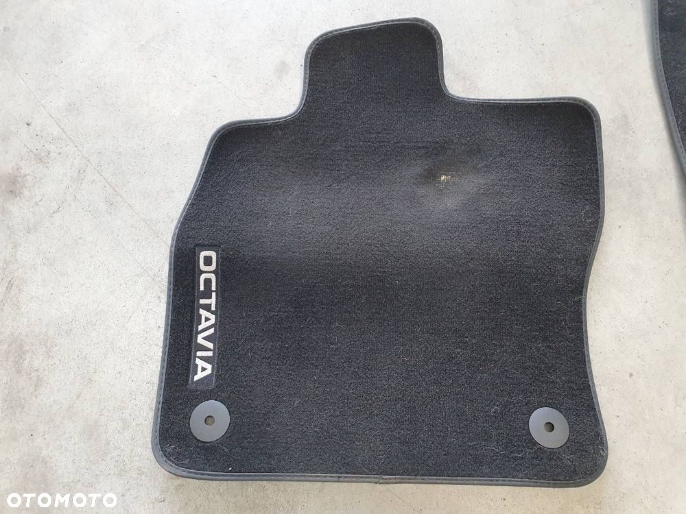 DYWANIKI WYCIERACZKI WELUROWE KOMPLET SKODA OCTAVIA IV EU - 2