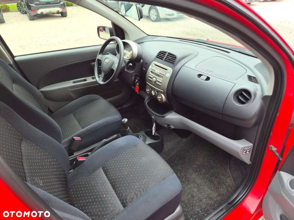 Daihatsu Sirion - 24