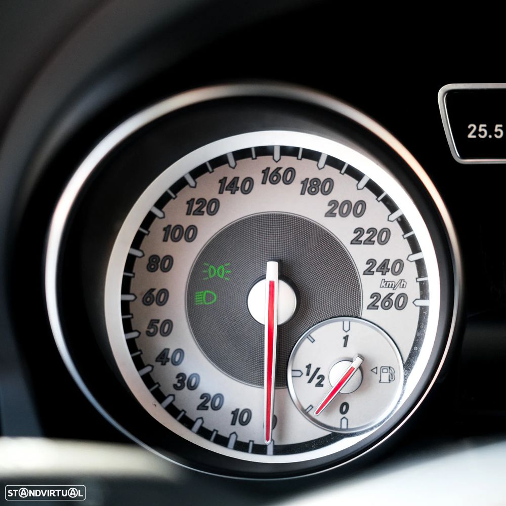 Mercedes-Benz CLA 180 d Shooting Brake AMG Line - 13