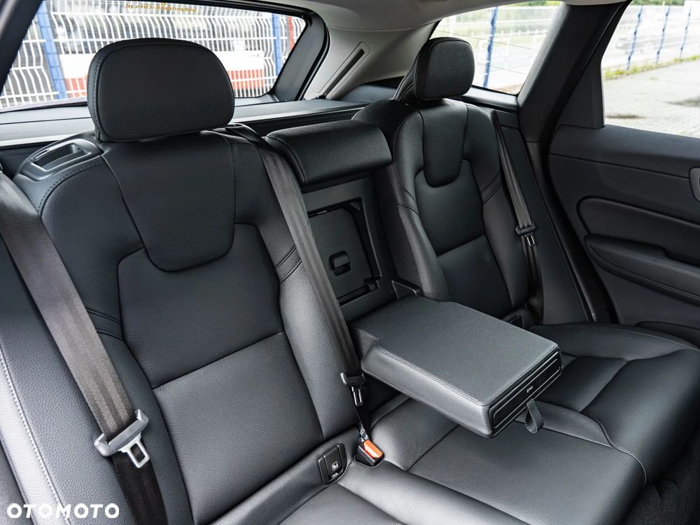 Volvo XC 60 B4 B Plus Dark - 28