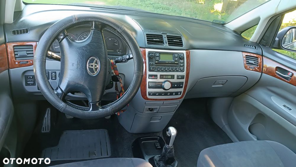 Toyota Avensis Verso D-4D - 3