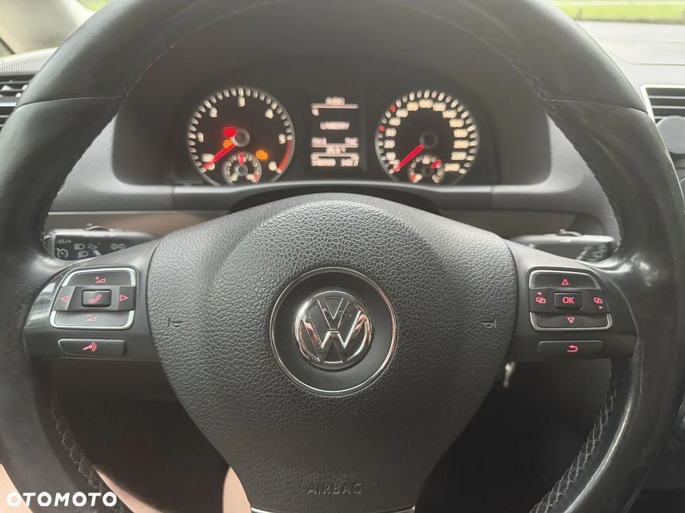 Volkswagen Touran - 12