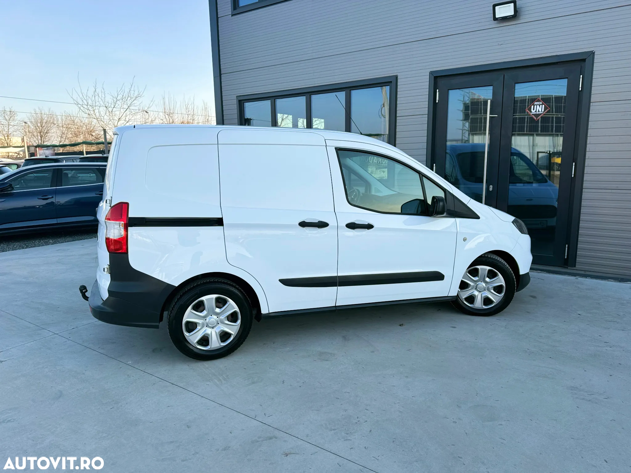 Ford Transit Courier - 8